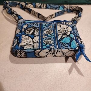 Beautiful Vera Bradley handbag is a must-have for any fashion-forward woman